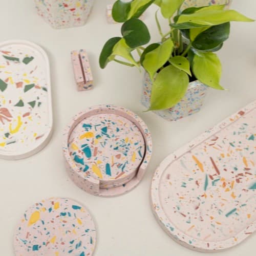 Handgemaakte terrazzo dienbladen en onderzetters