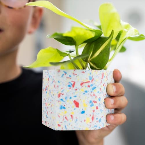 Terrazzo plantenpot in de hand