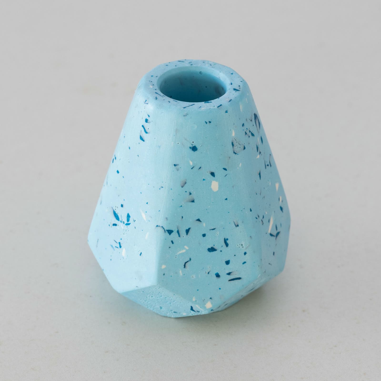 Klein lichtblauw geometrisch terrazzo vaasje met donkerblauwe en witte spikkels