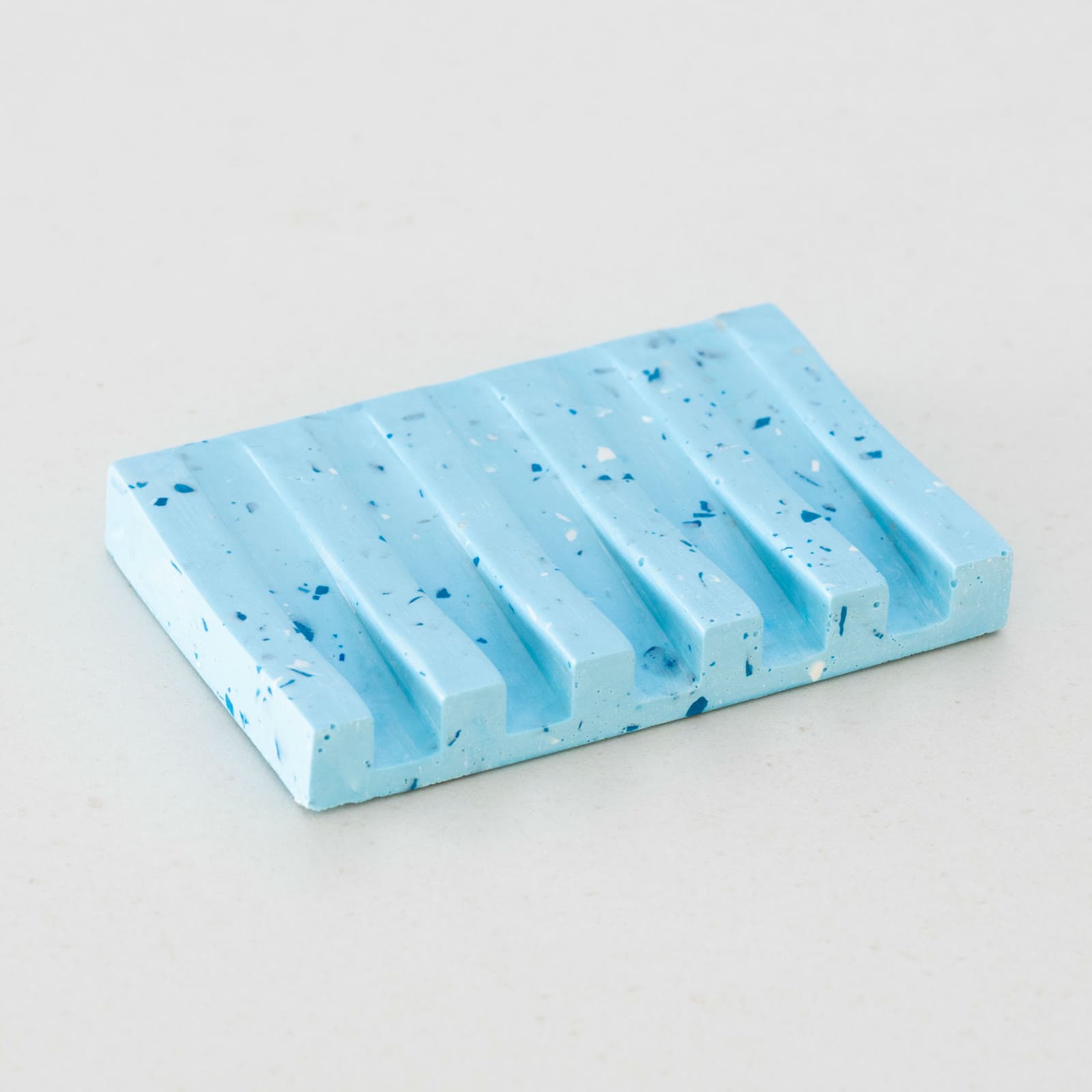 Lichtblauw terrazzo zeepbakje met ribbels en donkerblauwe en witte spikkels