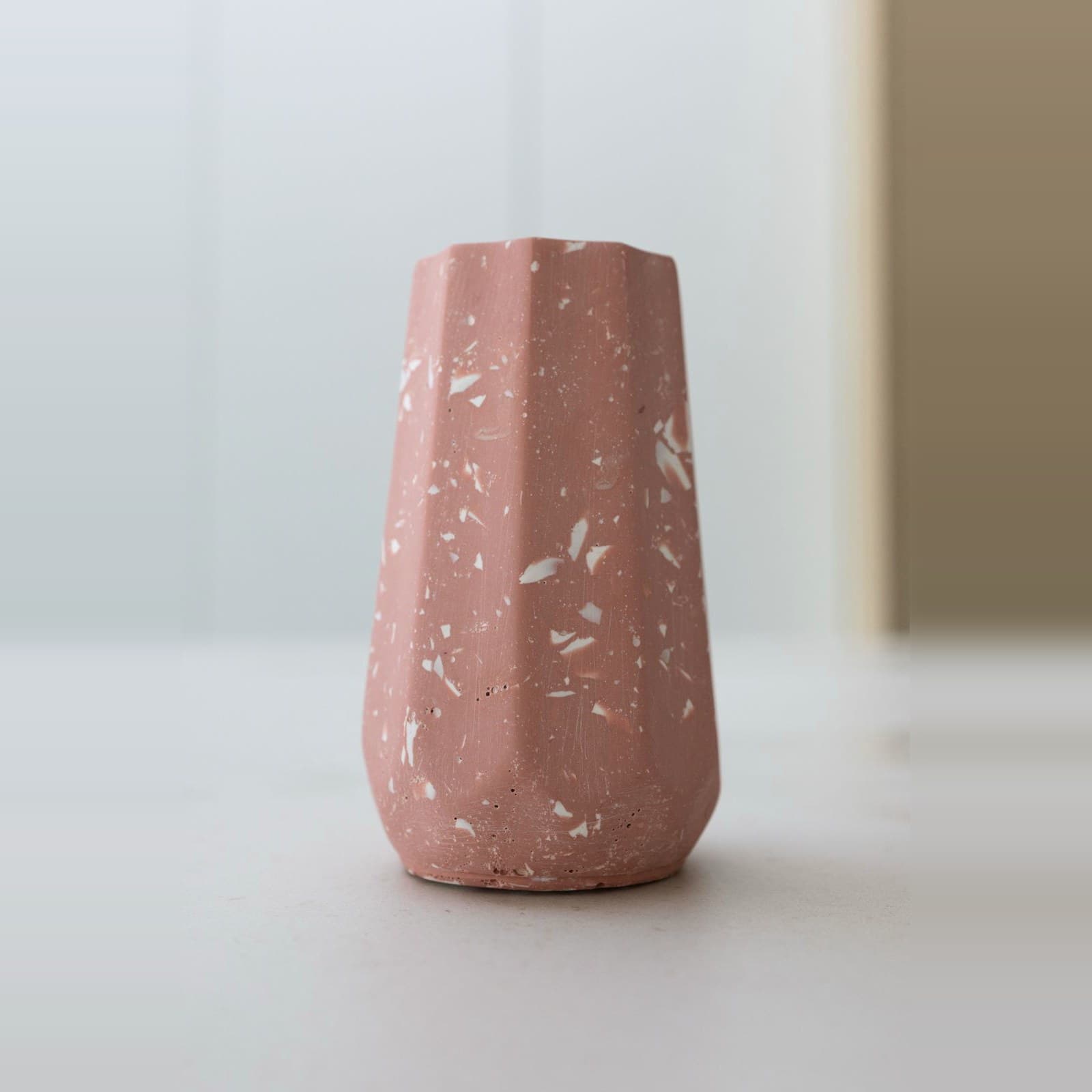 Geometrisch terracotta vaasje met facetten en witte spikkels