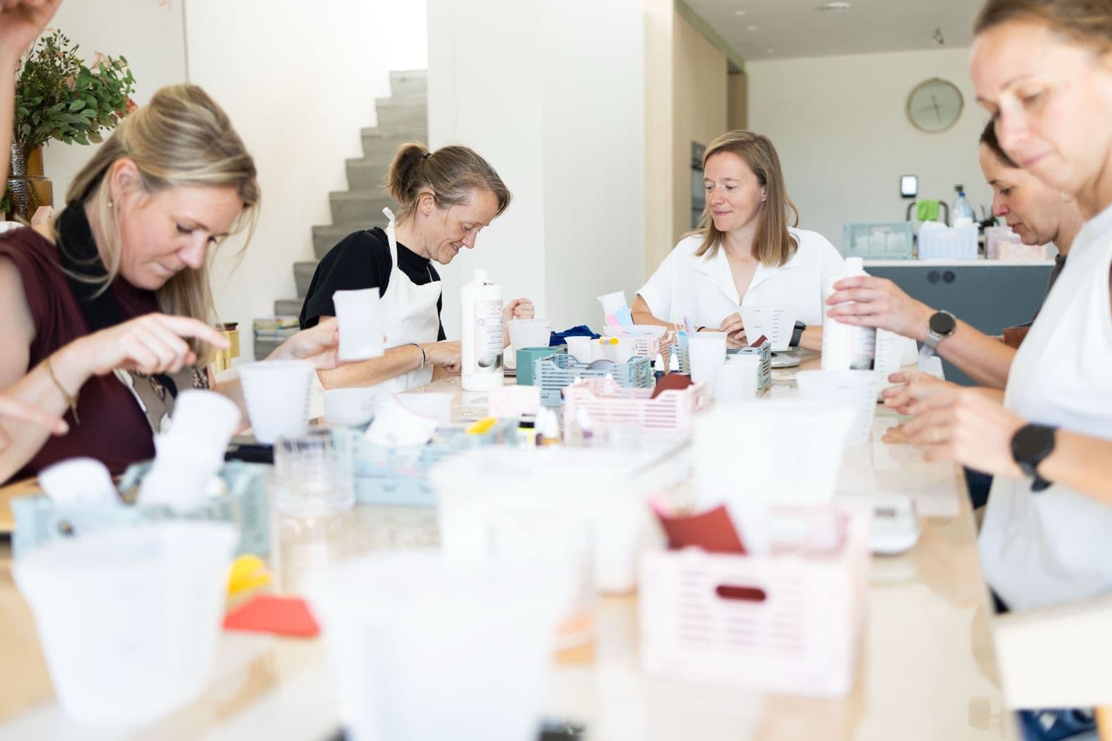 Deelnemers rond de tafel, druk bezig met mengen