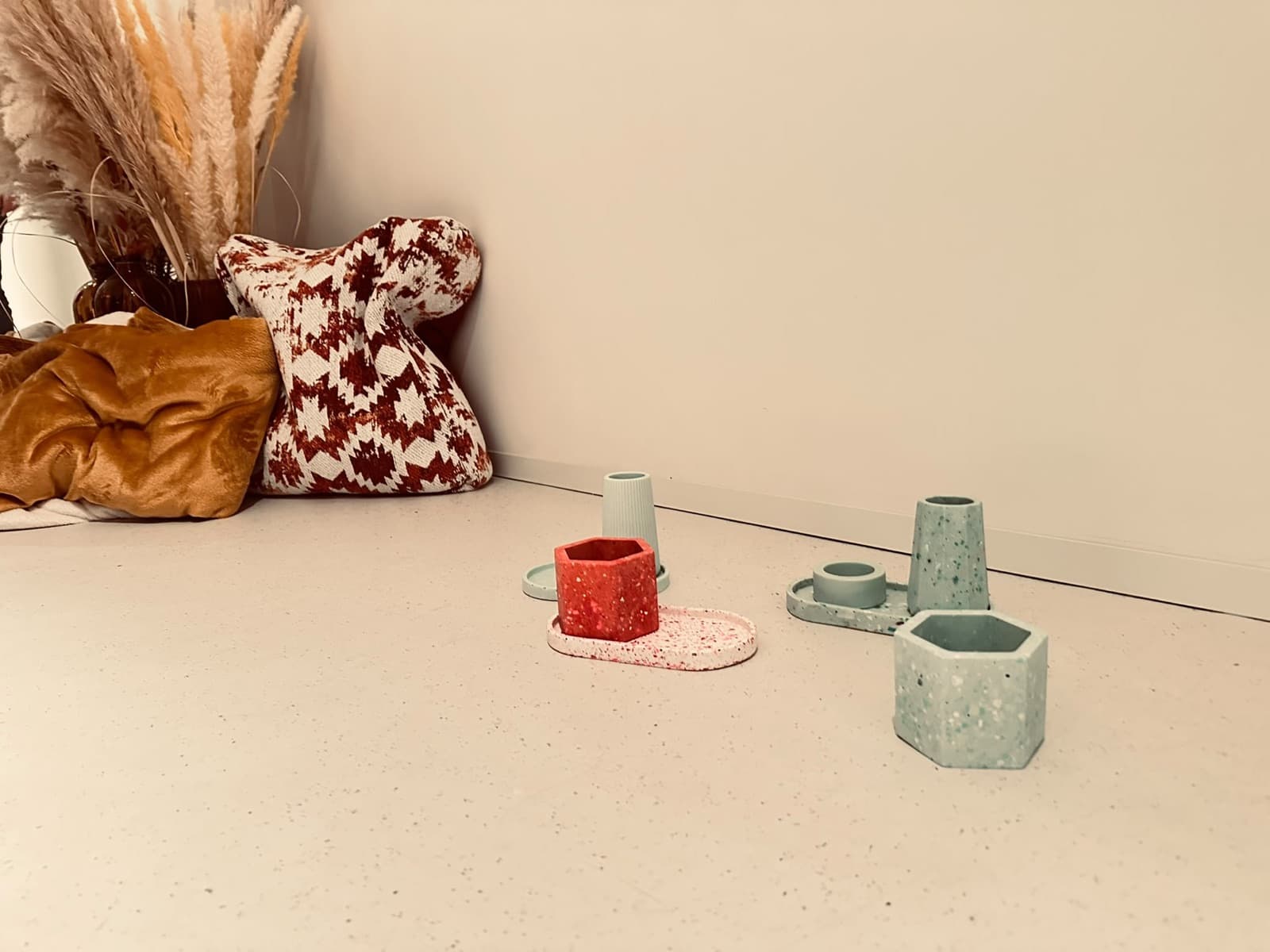 Zelfgemaakte terrazzo potjes, vaasjes en schaaltjes in mintgroen en rood