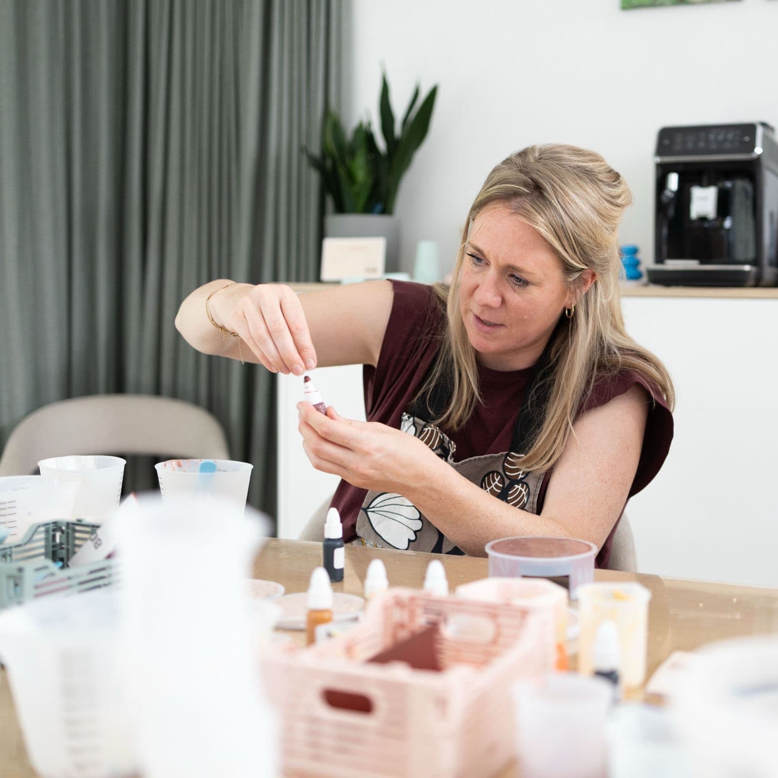 Een deelnemer druppelt pigment in haar gips