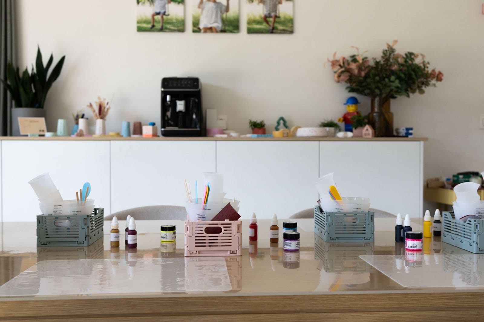 De workshoptafel staat klaar met bakjes, maatbekers en kleurpotjes